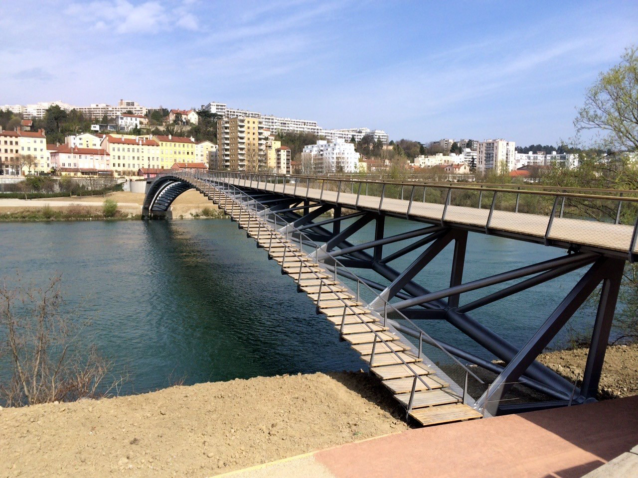 Passerelle piétonne menant à la cité internationale à Lyon